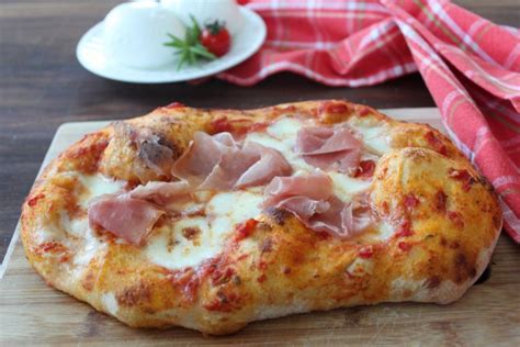 La pinsa romana fatta in casa è una ricetta tipica del lazio. Pinsa Romana fatta in casa, croccante fuori e morbida ...