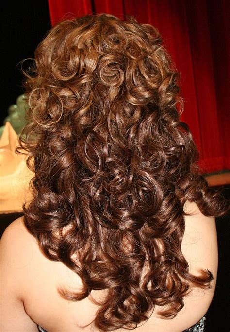 See full list on wikihow.com How to Curl Your Hair Using The Sock Technique - AllDayChic