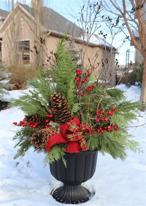 Festive Outdoor Holiday Planter Ideas To Decorate Your Front Porch For