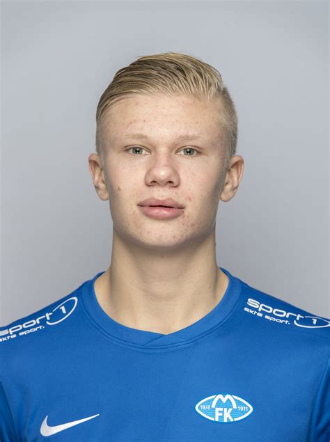 Borussia dortmund striker erling haaland is a terrifying presence to any opposition, standing at 6'4. Erling Haaland said it was his dream to win the Premier ...