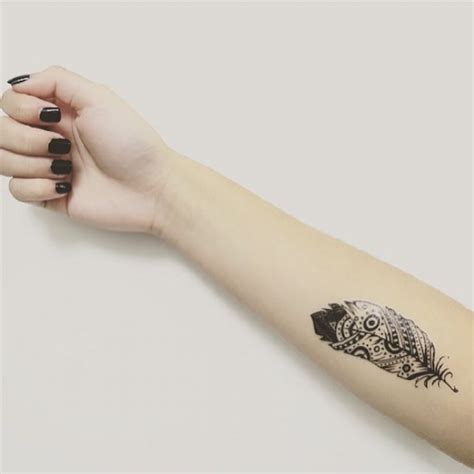 Tatouage horloge et femme + lion rugissant sur bras gauche + tête d'aigle et amérindien sur le bras en haut on voit le visage d'une jolie femme portant un bandeau et des plumes sur son visage. Tatouage plume femme - 40 superbes idées tattoo plume pour ...