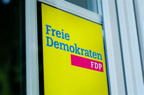 69,7 prozent der bürger sind mindestens einmal geimpft. FDP unterstützt Merkels Idee: Entscheidungsstrukturen ...