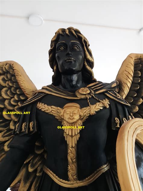 Le 6 août 1897, les pièces constituant la statue de l'archange sont montées et assemblées. Fiberglass Saint Michael statue, Saint Michael statues