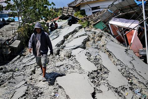desperation everywhere aid slow to reach indonesia victims