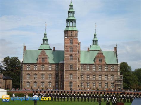 Copenhagen's rosenborg castle (rosenborg slot) is a danish palace built in the early 17th century in the dutch renaissance style—typical of danish buildings of the time—by architectural innovator king christian iv. Castello di Rosenborg a Copenaghen orari prezzi e info ...