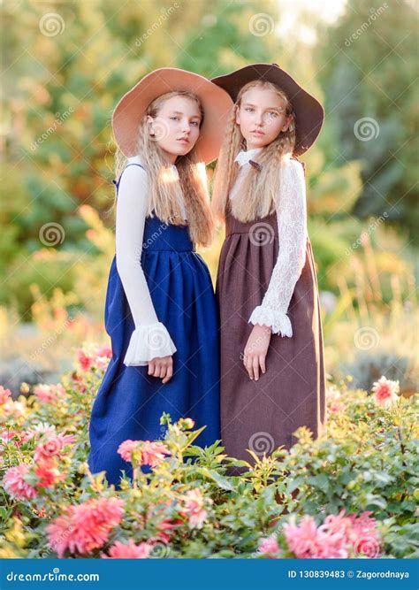 Portret Van Twee Meisjes Van Meisjes Op De Zomer Stock Afbeelding