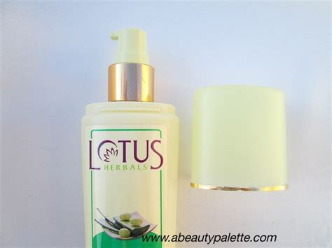 Lotus Herbals Alphamoist Alpha Hydroxy Skin Renewal Oil Free