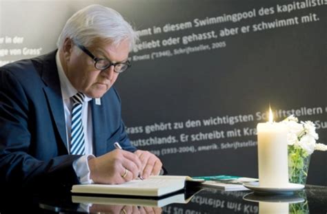 Nein, es soll besser zu hause bleiben und jemand amderem den. Bundesaußenminister Frank-Walter Steinmeier trägt sich am ...