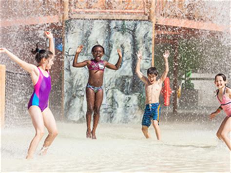 Venez dépenser votre énergie grâce à aquazilla, un tout nouveau parcours aquatique gonflable installé à proximité de la plage. Parcs aquatiques - Laurentides