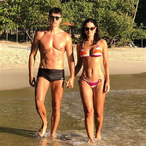 rodrigo faro e a esposa chocam fãs ao ostentarem boa forma em clique na praia