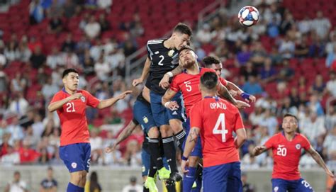 Fuerte cabezazo entre ambos jugadores y el nacional es el que saca la peor parte. Argentina vs Chile: ver resultado, resumen y goles por ...