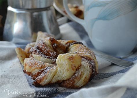 Una volta cotte, sfornatele e lasciatele raffreddare su di una gratella. GIRELLE DI SFOGLIA CON NUTELLA ricetta facile e veloce