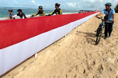 Pengibaran 100 Meter Bendera Di Pantai Wisata Republika Online