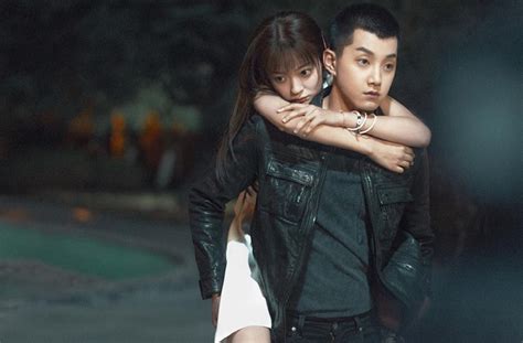 《偽裝者》（英語： the disguiser ），是一部2015年由山東影視傳媒集團、東陽正午陽光影視有限公司聯合出品的中國大陸諜戰劇 。 本劇根據張勇小說《諜戰上海灘》改編，亦是張勇「諜戰三部曲」之一（其他兩部是《一觸即發》和《天衣無縫》） 。 10部2020第四季愛情陸劇!《從結婚開始戀愛》先婚後愛，《她和他的戀愛劇本》穿越古今 - BEAUTY美人圈
