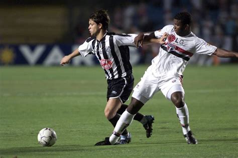 Der fußballspieler diego tardelli war in der saison 2006/2007 bei fc sao paulo unter vertrag und wird dort im sturm eingesetzt. Relembre: 5 jogadores de rivais que são odiados pela ...