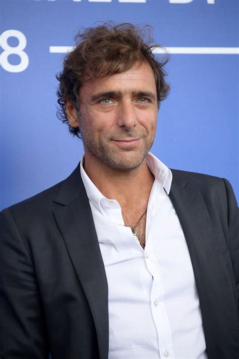 Il noto attore, figlio di giancarlo giannini, è comparso qualche giorno fa quando sull'altopiano si è materializzata una troupe per girare una serie di riprese e fotografie con protagonista l'affascinante ed. Adriano Giannini, da Madonna al prossimo film di Nanni Moretti
