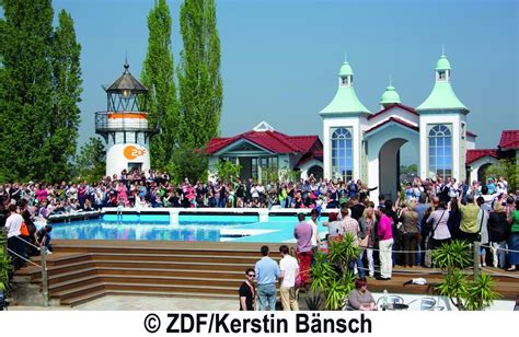 Gäste andrea kiewel begrüßt auch dieses jahr trotz corona wieder entert. Wiesbaden mit ZDF-Fernsehgarten - Sommer, Sonne, Gute ...
