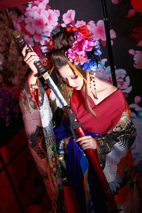 Japanese Sword and Kimono Girl in 2020 | Japanese sword, Sword, Japan girl