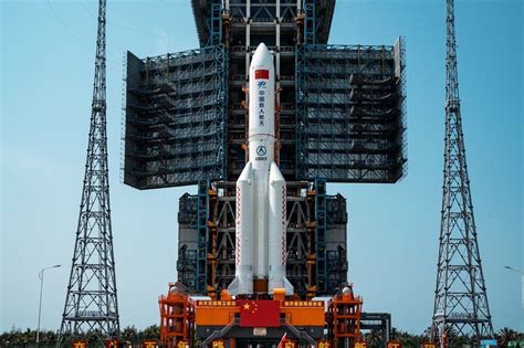 Um enorme foguete que a china lançou recentemente no espaço está fora de controle em órbita e os destroços do foguete podem pesar mais de 20 toneladas. Palácio Celestial 3. China prepara-se para colocar em ...
