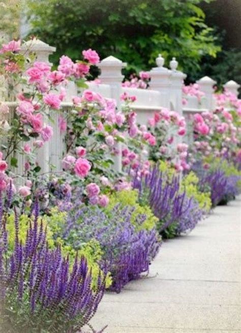 Perennial flowers, such as daisy, peruvian lily, jerusalem/russian sage, moonshine yarrow, asters, peonies, and daffodils are great to make small flower bed more spectacular. 35 Beautiful Flower Beds Design Ideas In Front Of House - MAGZHOUSE