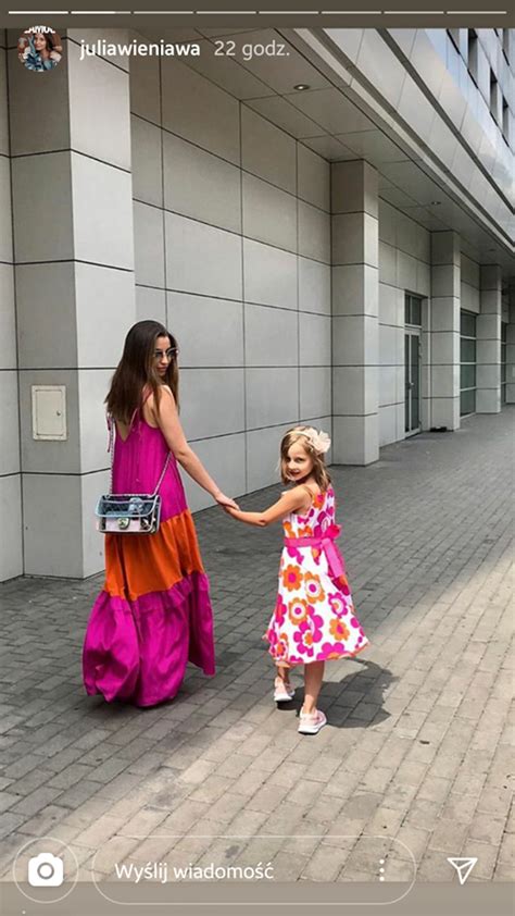 Na premierze towarzyszyła jej mama z młodszą siostrą. Julia Wieniawa pokazała najmłodszą siostrę. Podobne ...