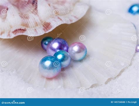 Las Perlas De Todos Los Tama Os Se Dispersan Foto De Archivo Imagen