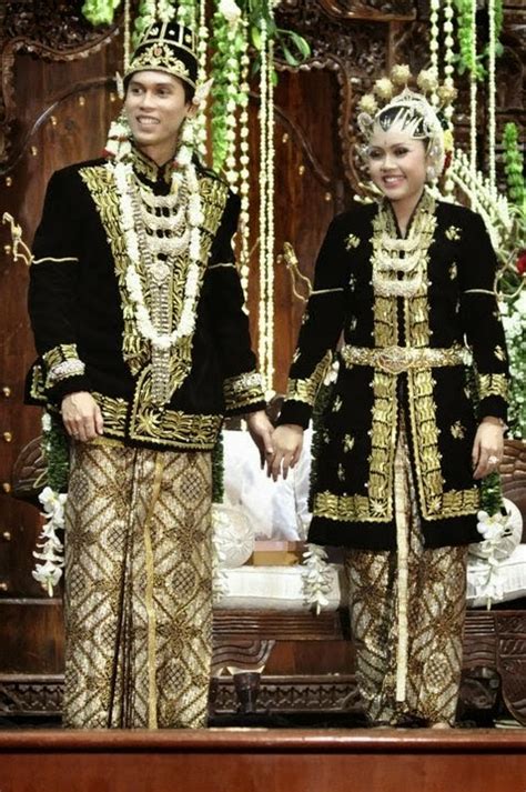 Dalam pemakaiannya kebaya pengantin ini pasti disertai. Sky Fly: Jawa Tengah - "Tarian Adat, Rumah Adat, Pakaian Adat, Senjata Tradisional, Makanan ...