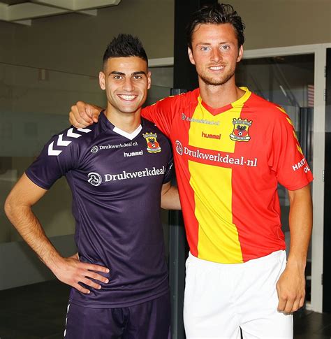 Op de shirts zijn meerdere verwijzingen naar de vetkampstraat. Go Ahead Eagles voetbalshirts 2015 - Voetbalshirtjes.com