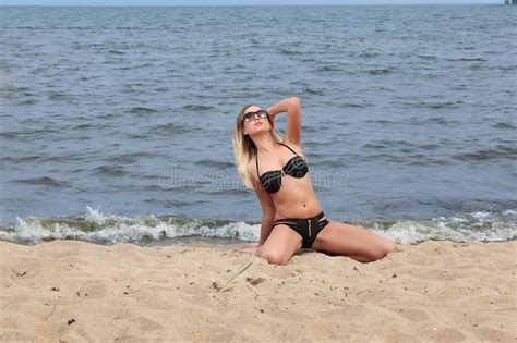 Mujer Joven Hermosa En Bikini En La Playa Soleada Imagen De Archivo