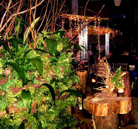 En el interior de esa piel que, de ese modo, se reducía de tamaño, se colocaba una piedra pequeña, como nuevo esqueleto, y se conserva el cabello. Decoración con Troncos Chamizos y Muro Verde | Muros ...