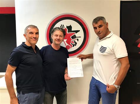 Il calcio foggia 1920 s.r.l., meglio noto come foggia, è una società calcistica italiana con sede nella città di foggia.milita in serie c, la terza divisione del campionato italiano. Per il Calcio Foggia 1920 torna lo stemma con i satanelli ...