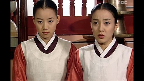 Memiliki latar waktu dinasti joseon, konflik politik hingga petualangan seo jang geum lah yang bikin penonton betah seharian di depan televisi. 명품사극 대장금 Jewel in the palace 궐 밖으로 내보내진 정상궁 - YouTube