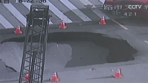 Giant Sinkhole Opens Up At Busy Intersection In China Abc7 Los Angeles
