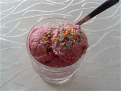 Eis aus gefrorenen Erdbeeren selber machen