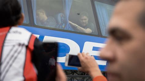 Decenas de fanáticos se arrodillaron ante el plantel de River tras la