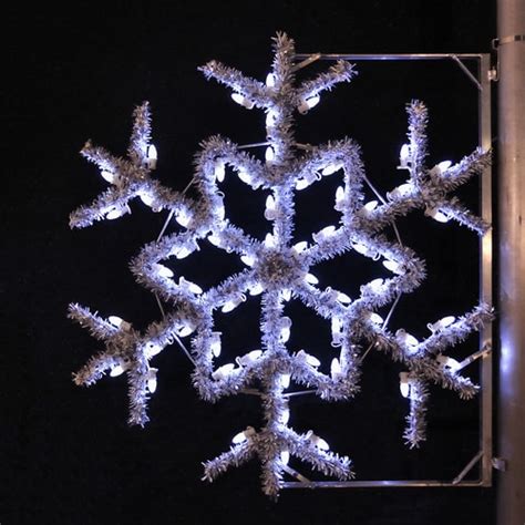 Holiday Lighting Specialists 4 Ft Garland Snowflake Pole Decoration
