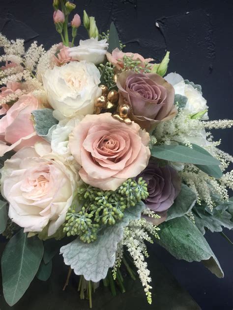 In summer, sometimes nature gives us a lot of photos of the newlyweds in the white snow will be original, unusual due to the bright berry bouquet. White Astilby, Amnesia Roses, Menta Roses, Polo Roses ...
