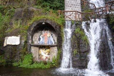 La ciudad turística de baños está ubicado en un valle, rodeada de cascadas, aguas. Cascada de la Virgen de Agua Santa-Saraguro