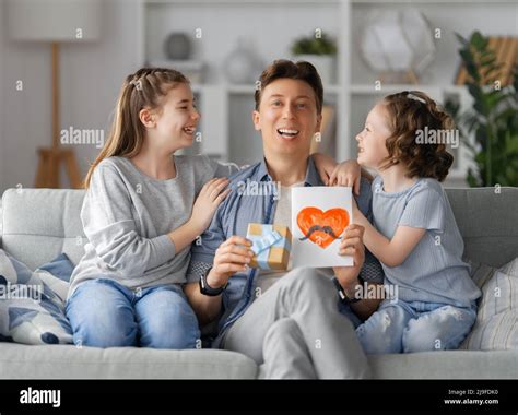 Niños Hijas Están Felicitando A Su Padre Y Dándole Postal Papá Y Niñas