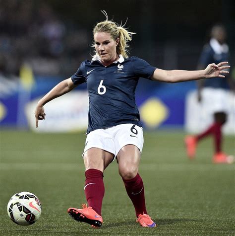 Amandine Henry Milieu Voici Les 23 Joueuses De Léquipe De France Féminine De Football Girls