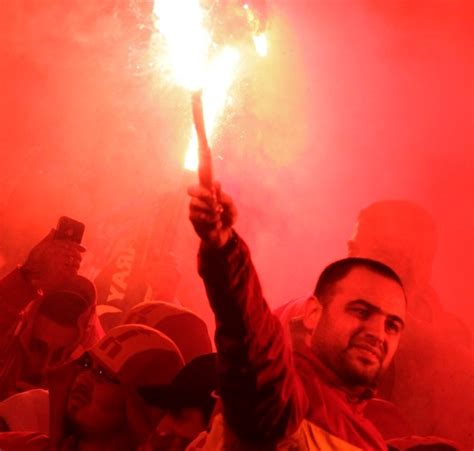 Galatasaray Fans Dig Deep To Catch A Glimpse Of Their Heroes Metro News