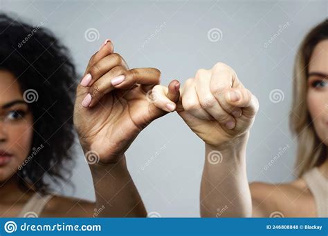 um gesto de promessa magra entre mulheres africanas e caucasianas foto de stock imagem de