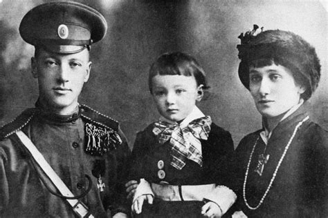 Николай гумилёв, анна ахматова и их сын лев. Анна Ахматова: "Как тебе, сынок, в тюрьму ночи белые ...