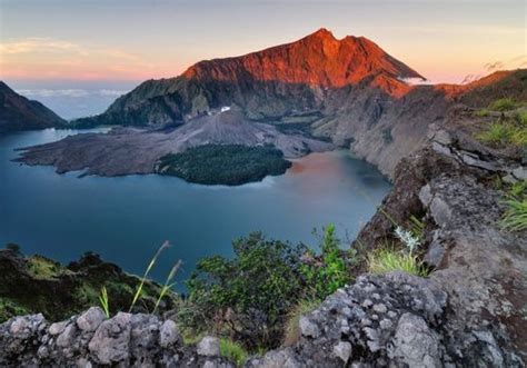 10 fakta menarik tentang gunung rinjani tertinggi di lombok