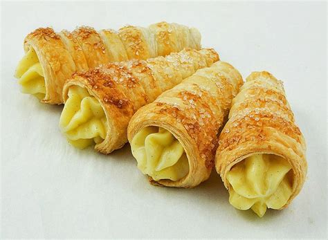 These italian carnival pastry fritters are made from dough that is cut into thin, rectangular sheets, which are then twisted into ribbons or kept flat sfogliatella is one of the most famous italian pastries, with many regions offering their spin on the recipe. Cream Horns (With images) | Cream horns, Italian pastries ...