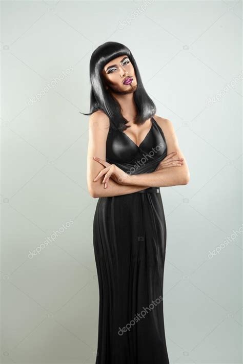 Brunette Shemale Model In Zwarte Jurk En Leuke Make Up Stockfoto
