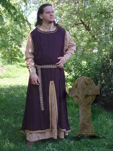 13th Century Italian Mens Dress Style Looks More Like 12th Century