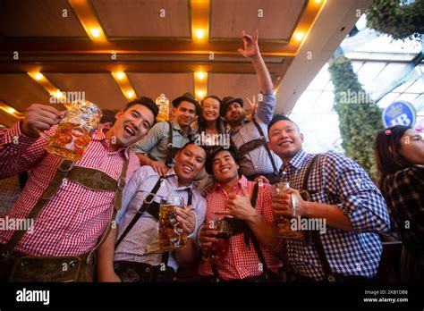 Eine Asiatische Gruppe Am Ersten Tag Der Oktoberfestfeiern In München Deutschland Am 22