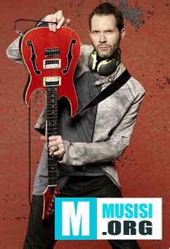 Yamaha c40 klasik gitar natural doremusic. foto-paul-gilbert-dengan-gitar-ibanez-merah - musisi.org