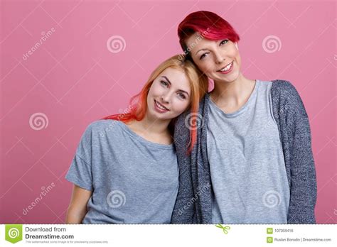 Dos Muchachas Lesbianas Jovenes Soporte Cerca De Uno A Sensual Abrazando Y Sonriendo Dulce En